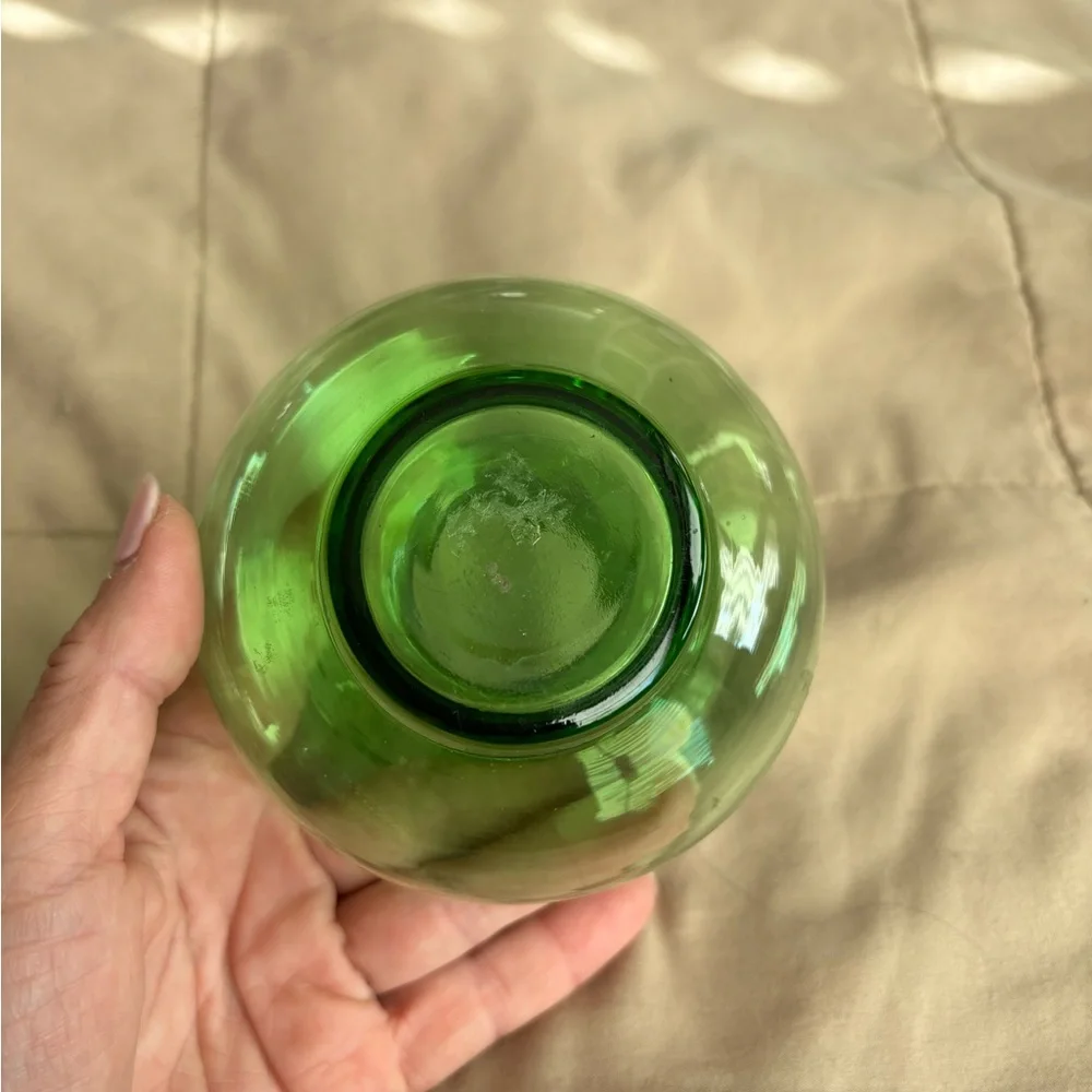 Vintage anchor hocking bud vase. Forest Green crimped ruffled edge. No callouts.